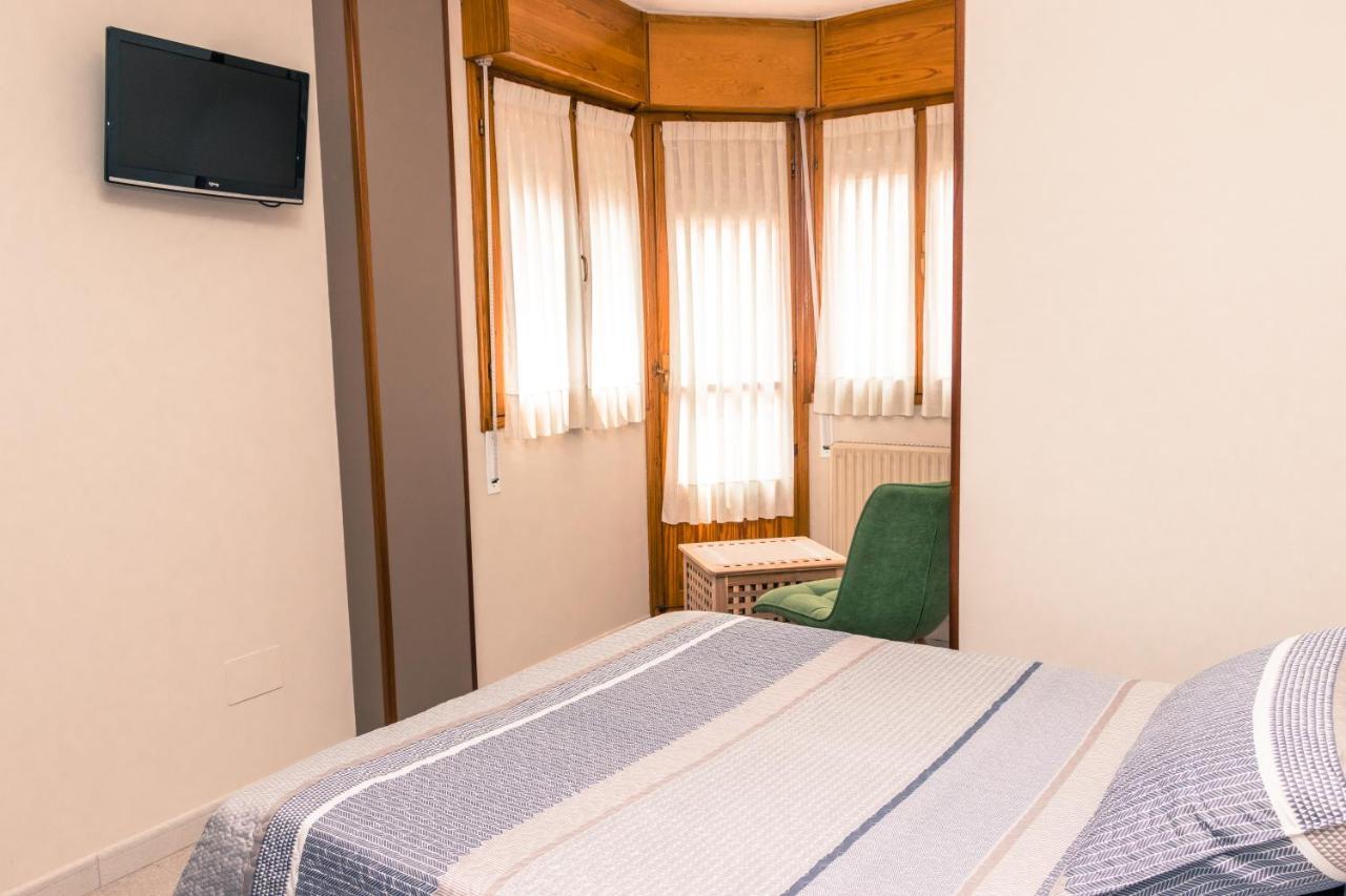 Hotel Plaza Cangas de Onis Exterior photo