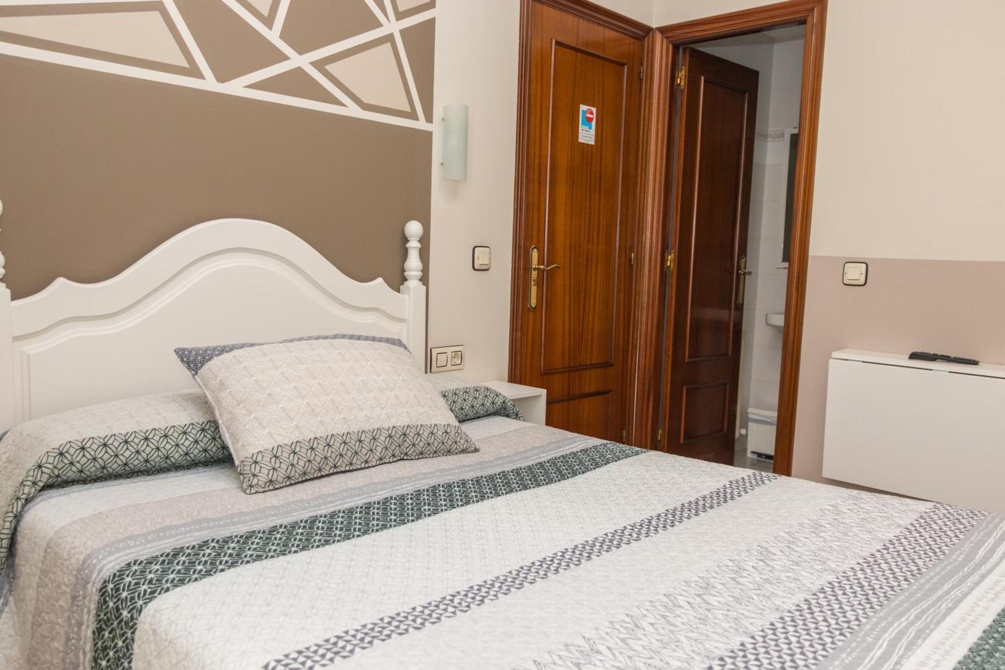 Hotel Plaza Cangas de Onis Exterior photo