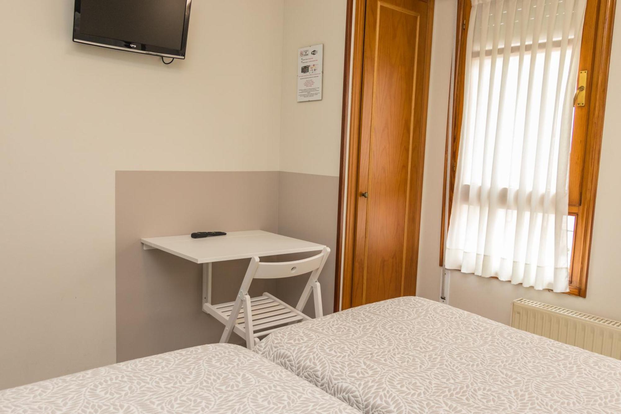 Hotel Plaza Cangas de Onis Exterior photo