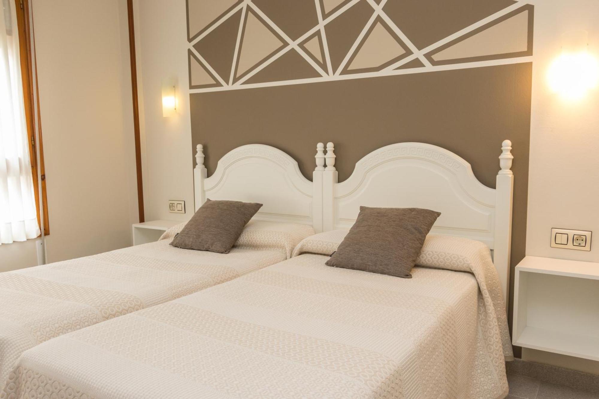 Hotel Plaza Cangas de Onis Exterior photo