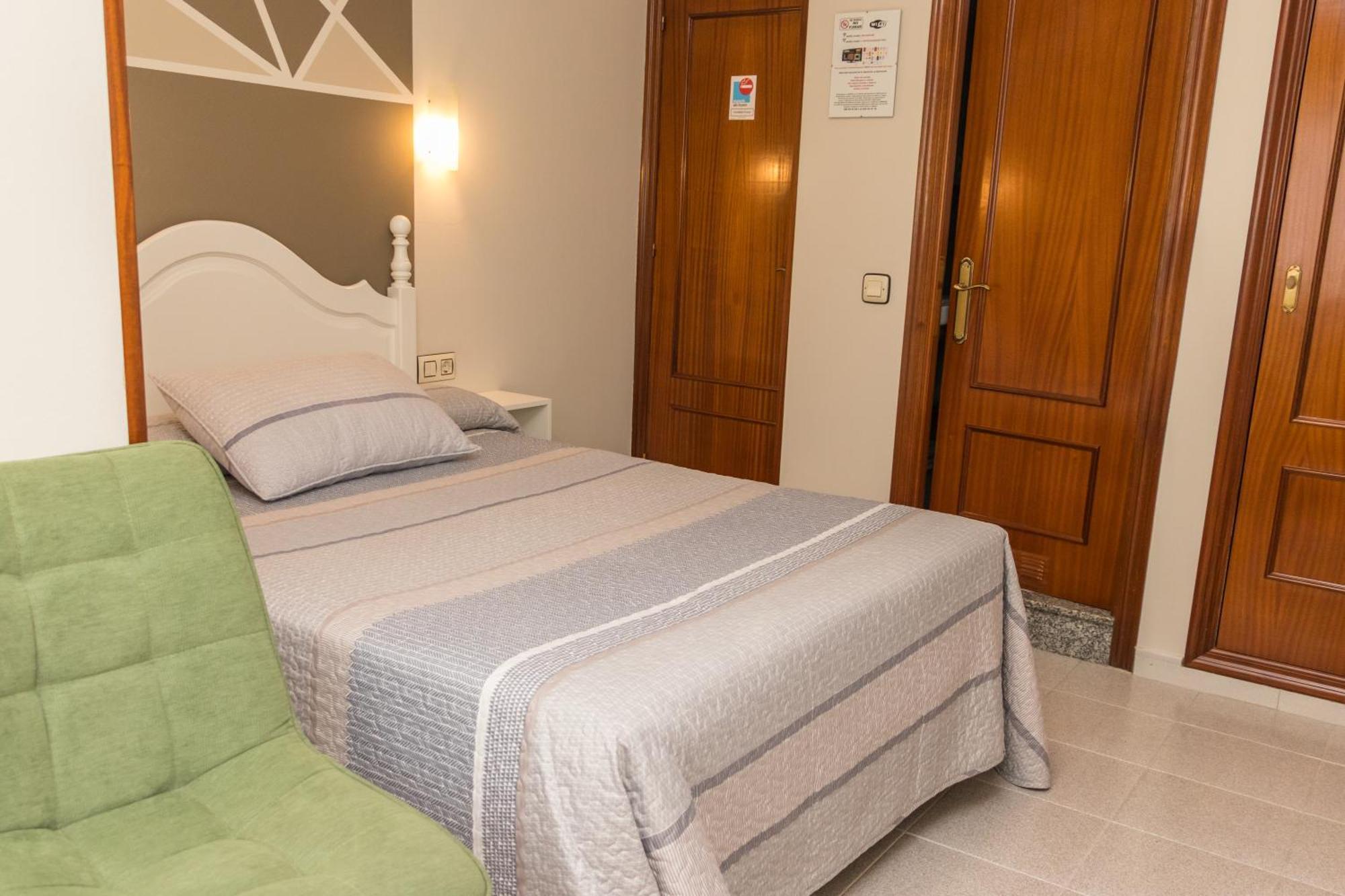 Hotel Plaza Cangas de Onis Exterior photo
