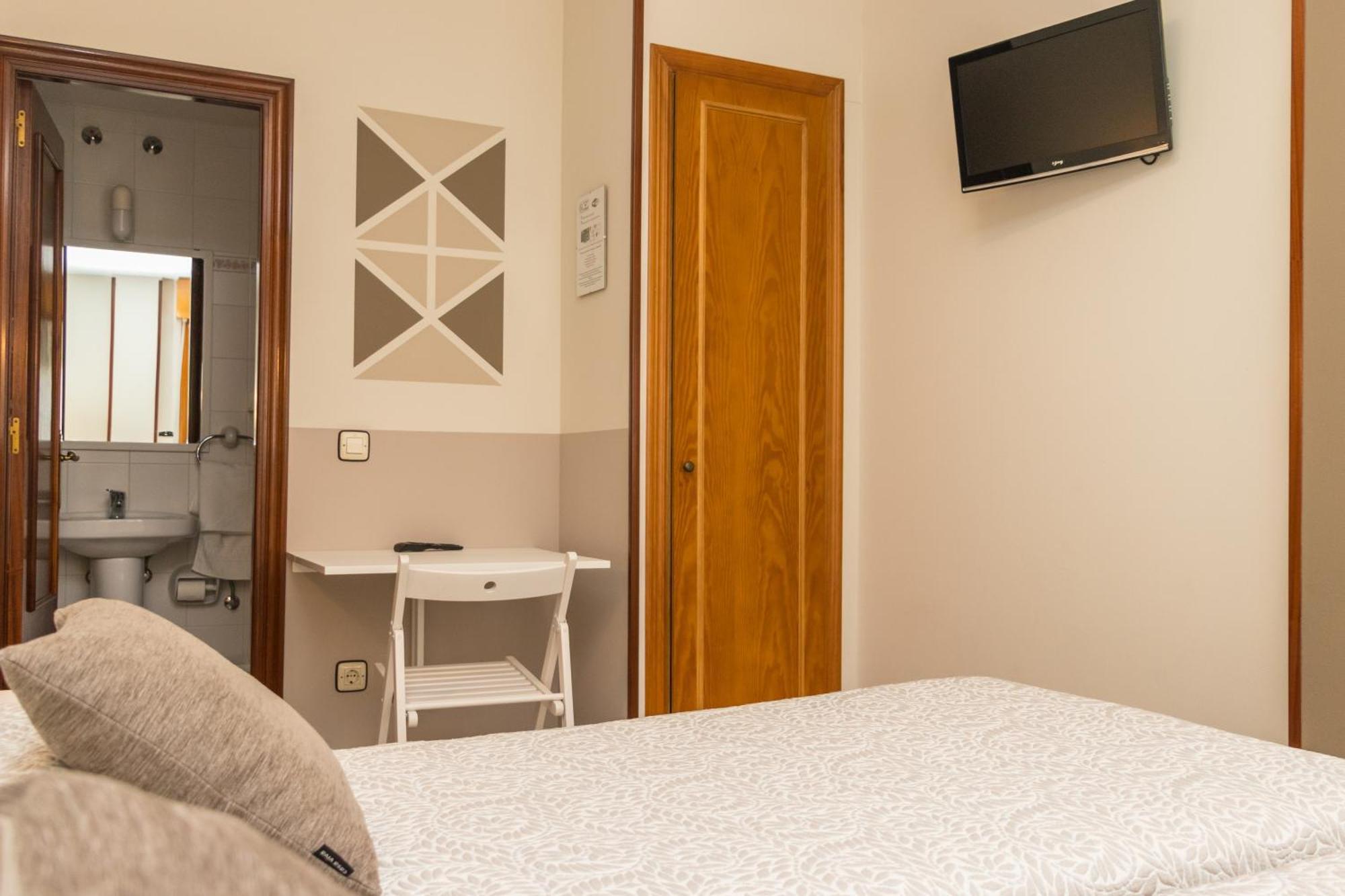 Hotel Plaza Cangas de Onis Exterior photo